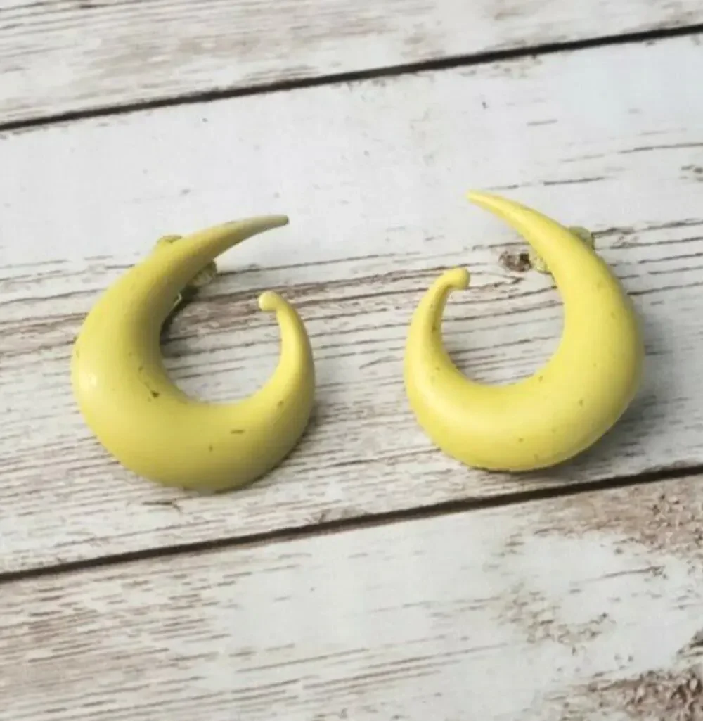 Vintage Clip On Earrings - Retro Yellow Swish 1 & 3/8